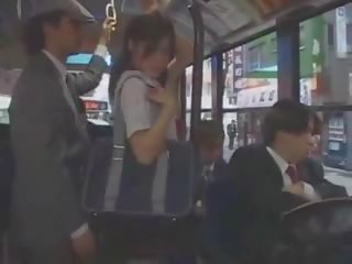 Asiatisk tenåring honning famlet i buss av gruppe