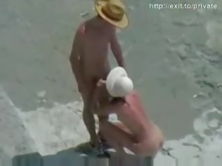 Goli plaža seks film groovy amaterke par