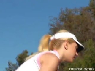 Delightful gjoksmadhe perëndeshë merr fucked i vështirë shortly e drejtë pas të saj golf mësimet